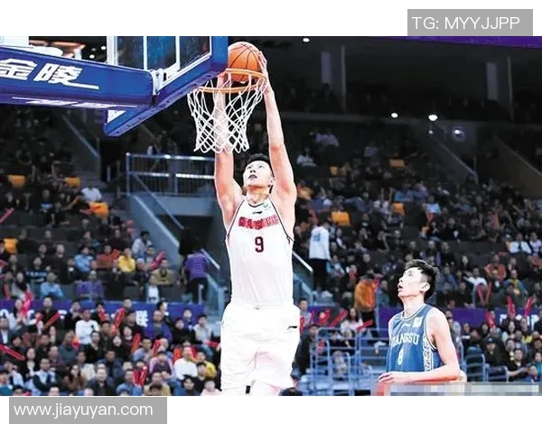 易建联在CBA季后赛中发挥出色，带领广东宏远晋级总决赛